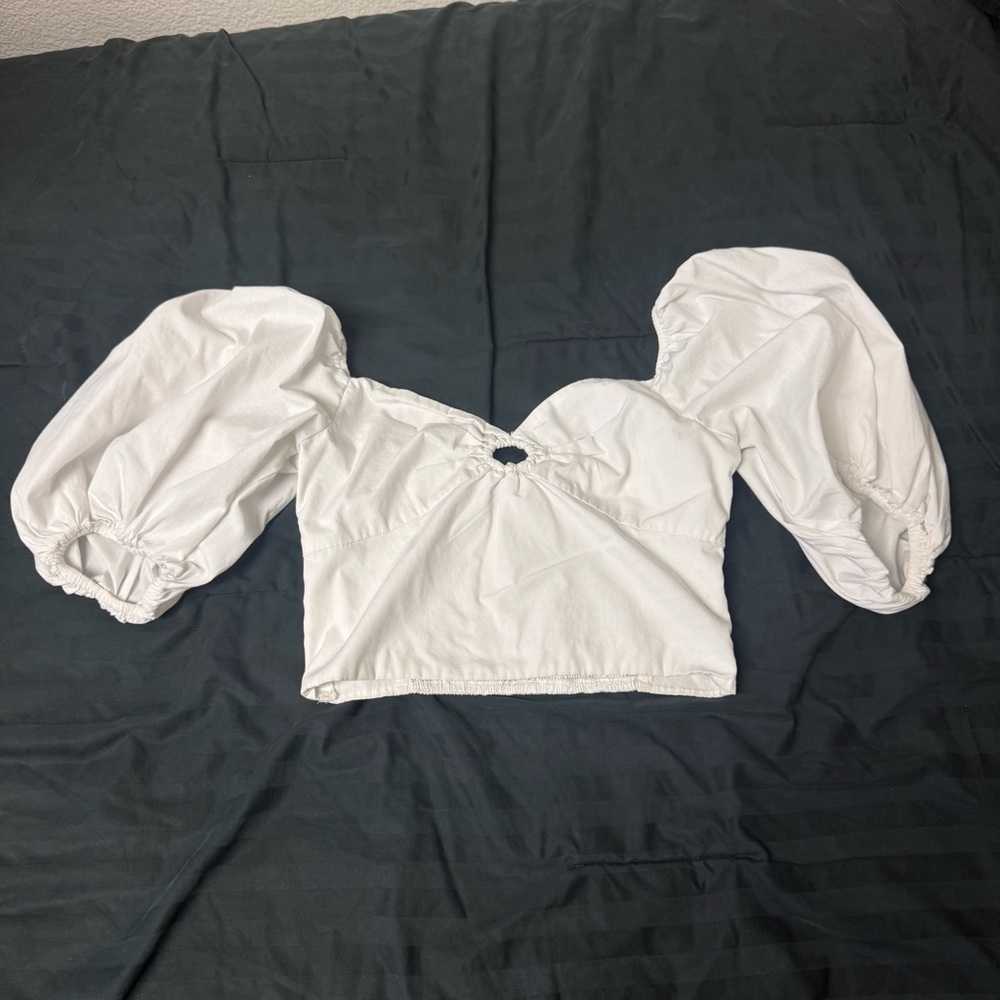 Abercrombie & Fitch White Puff-Sleeve Crop Top with Front Ring Detail - Picture 4 of 8